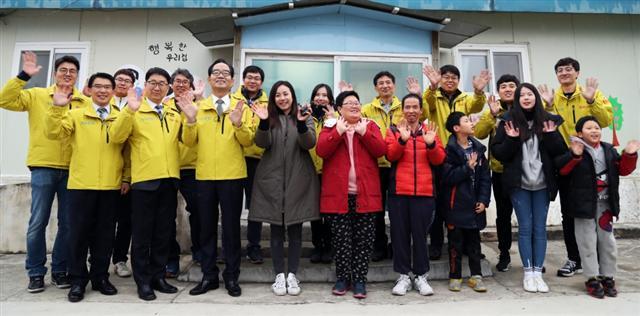 박기동 가스안전공사 사장이 14일 한 달간의 여정을 마무리 한 ‘2016 워밍업코리아’ 사회공헌활동에 참가자들과 기념촬영을 하고 있다.  [사진제공=한국가스안전공사]