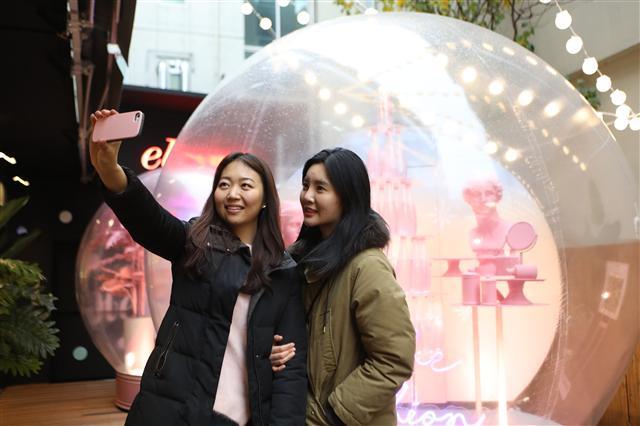 엘큐브 가로수길점에서 쇼핑객들이 셀카 촬영을 하고 있다.  [사진제공=롯데백화점]