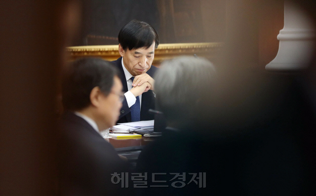 한국은행은 15일 오전 이주열 총재 주재로 금융통화위원회 본회의를 열고 이달 기준금리를 현재의 연 1.25%로 동결하기로 했다. 금통위의 이번 결정으로 기준금리는 지난 6월 1.50%에서 1.25%로 0.25%포인트 내린 이후 6개월 연속 현재 수준을 유지하게 됐다. 이 총재가 회의를 주재하며 고심하는 표정을 짓고 있다. 이상섭 기자/babtong@heraldcorp.com