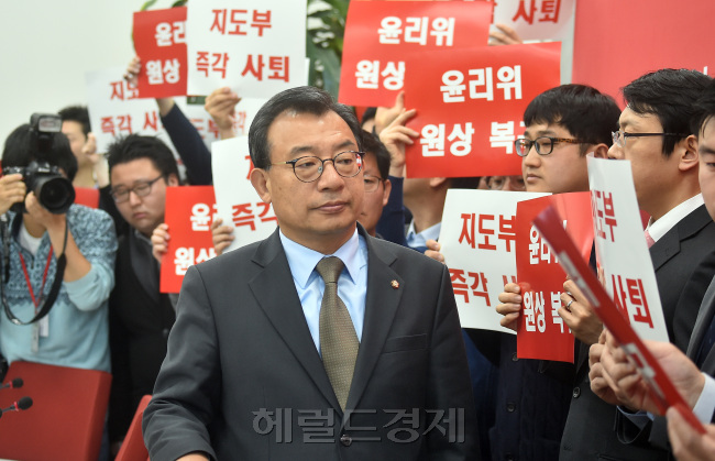 [사진설명=새누리당 당직자들이 15일 오전 서울 여의도 국회 당대표 회의실에서 이정현 대표 및 지도부의 즉각사퇴를 요구하며 기습시위를 벌이고 있다. 안훈 기자/rosedale@heraldcorp.com]