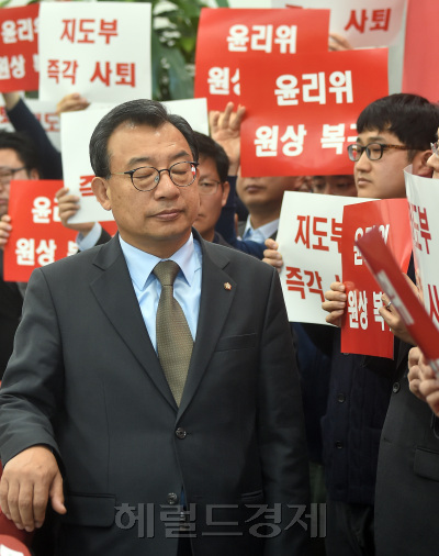 [사진설명=새누리당 당직자들이 15일 오전 서울 여의도 국회 당대표 회의실에서 이정현 대표 및 지도부의 즉각사퇴를 요구하며 기습시위를 벌이고 있다. 안훈 기자/rosedale@heraldcorp.com]