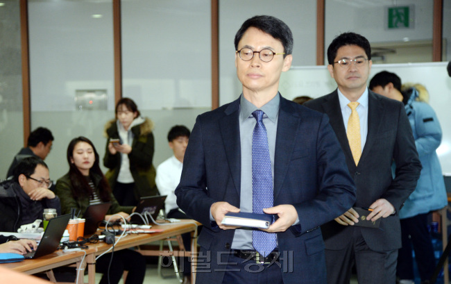 ‘최순실 게이트’를 수사할 박영수 특별검사 수사팀이 20일께 본격 수사를 개시할 것으로 보인다. 15일 오전 이규철 특검 대변인이 서울 대치동 특별검사사무실에서 수사방향에 대해 브리핑을 하고 있다.
　박현구 기자/phko@heraldcorp.com