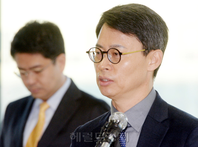 ‘최순실 게이트’를 수사할 박영수 특별검사 수사팀이 20일께 본격 수사를 개시할 것으로 보인다. 15일 오전 이규철 특검 대변인이 서울 대치동 특별검사사무실에서 수사방향에 대해 브리핑을 하고 있다.
박현구 기자/phko@heraldcorp.com