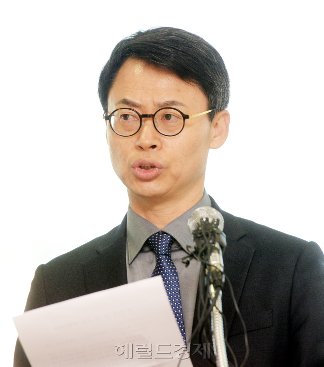 ‘최순실 게이트’를 수사할 박영수 특별검사 수사팀이 20일께 본격 수사를 개시할 것으로 보인다. 15일 오전 이규철 특검 대변인이 서울 대치동 특별검사사무실에서 수사방향에 대해 브리핑을 하고 있다.
박현구 기자/phko@heraldcorp.com