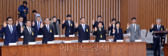 15일 오전 서울 여의도 국회_국정조사 특위 4차 청문회_증인선서_대표선서 김종덕 전 문화체육관광부 장관 /안훈 기자 rosedsle@heraldcorp.com 2016.12.15
15일 오전 서울 여의도 국회_국정조사 특위 4차 청문회_증인선서_대표선서 김종덕 전 문화체육관광부 장관 /안훈 기자 rosedsle@heraldcorp.com 2016.12.15