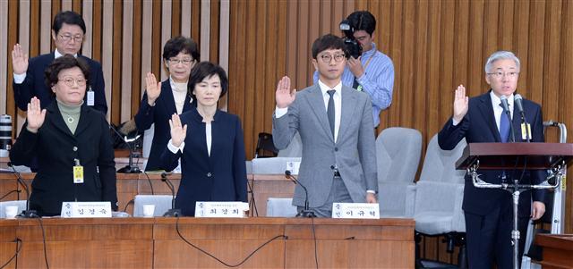 15일 오전 국회에서 열린 최순실 국정농단 의혹 진상규명을 위한 국정조사 특위 4차 청문회에서 김종덕 전 문화체육관광부 장관(맨오른쪽) 등 증인들이 증인선서를 하고 있다. 이날 청문회에도 정윤회 전 박근혜 의원 비서실장과 박관천 전 청와대 행정관 등 핵심 증인들이 불참했다.  안훈 기자/rosedale@heraldcorp.com