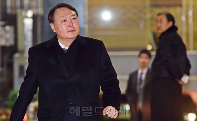 서울 강남구 대치동 특검 사무실로 출근하는 윤석열 수사팀장. [사진=헤럴드경제DB]
　　