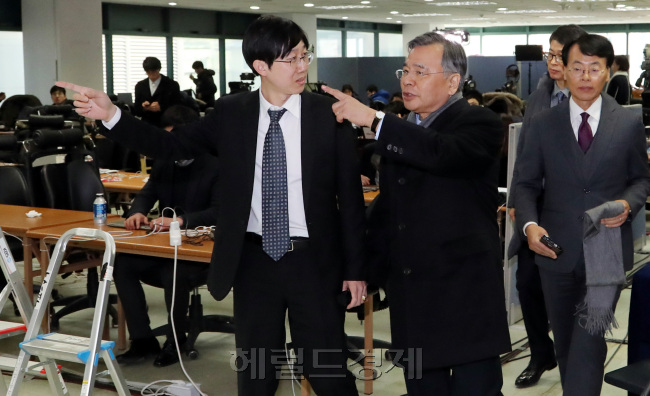 [사진설명=최순실 국정농단사건을 수사중인 박영수 특별검사가 15일 서울 대치동 특검 기자실을 방문해 기자들과 인사를 나누고 질문을 받고 있다. 박현구 기자/phko@heraldcorp.com]