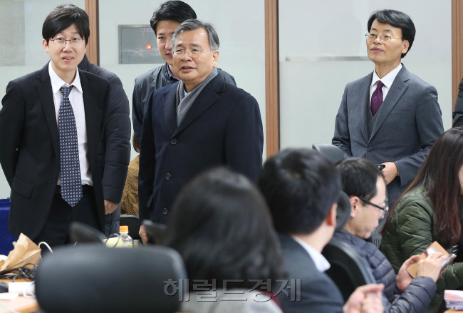 [사진설명=최순실 국정농단사건을 수사중인 박영수 특별검사가 15일 서울 대치동 특검 기자실을 방문해 기자들과 인사를 나누고 질문을 받고 있다. 박현구 기자/phko@heraldcorp.com]