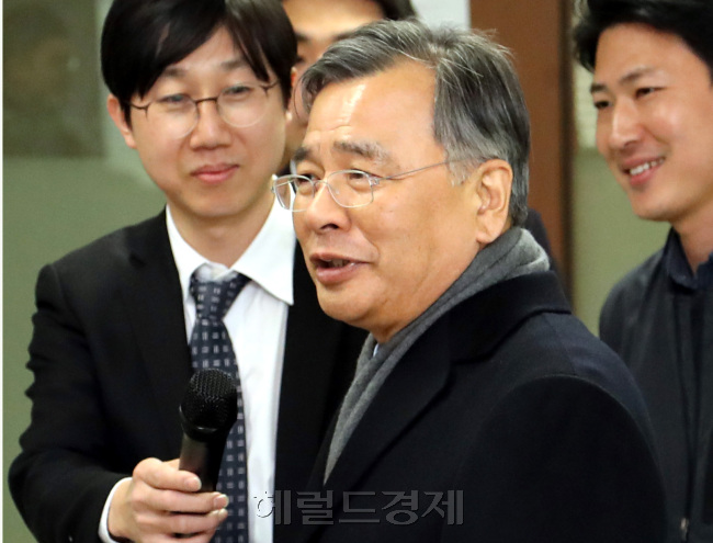 [사진설명=최순실 국정농단사건을 수사중인 박영수 특별검사가 15일 서울 대치동 특검 기자실을 방문해 기자들과 인사를 나누고 질문을 받고 있다. 박현구 기자/phko@heraldcorp.com]