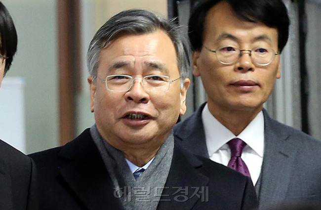 [사진설명=최순실 국정농단사건을 수사중인 박영수 특별검사가 15일 서울 대치동 특검 기자실을 방문해 기자들과 인사를 나누고 질문을 받고 있다. 박현구 기자/phko@heraldcorp.com]