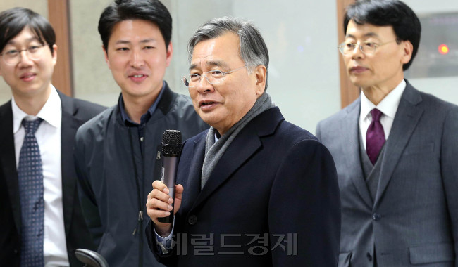 [사진설명=최순실 국정농단사건을 수사중인 박영수 특별검사가 15일 서울 대치동 특검 기자실을 방문해 기자들과 인사를 나누고 질문을 받고 있다. 박현구 기자/phko@heraldcorp.com]