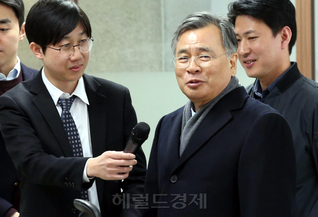 [사진설명=최순실 국정농단사건을 수사중인 박영수 특별검사가 15일 서울 대치동 특검 기자실을 방문해 기자들과 인사를 나누고 질문을 받고 있다. 박현구 기자/phko@heraldcorp.com]