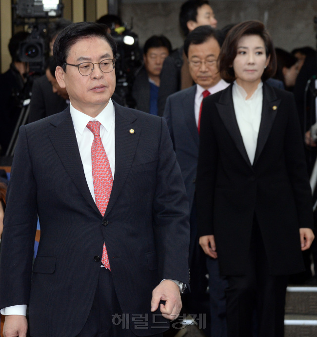 [사진=16일 오전 서울 여의도 국회에서 원내대표와 정책위의장을 뽑기 위해 열리는 새누리당 의원총회에 후보자들이 참석하고 있다. 왼쪽부터  정우택 의원, 이현재 의원, 나경원 의원. 안훈 기자 rosedale@heraldcorp.com]