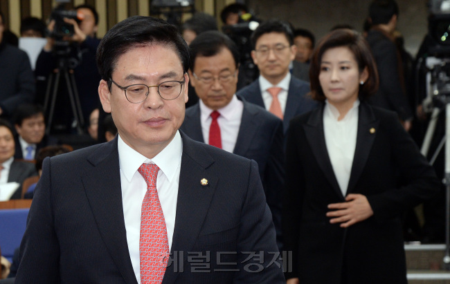 16일 오전 서울 여의도 국회에서 원내대표와 정책위의장을 뽑기 위해 열리는 새누리당 의원총회에 후보자들이 참석하고 있다. 왼쪽부터  정우택 의원, 이현재 의원,김세연 의원, 나경원 의원. [사진=안훈 기자 rosedale@heraldcorp.com]