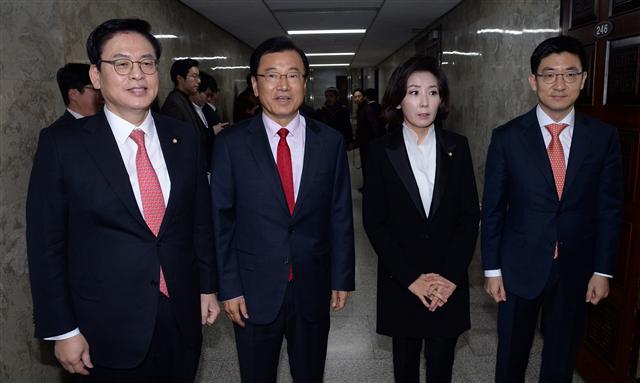 의원총회 들어서는 정우택· 나경원 후보