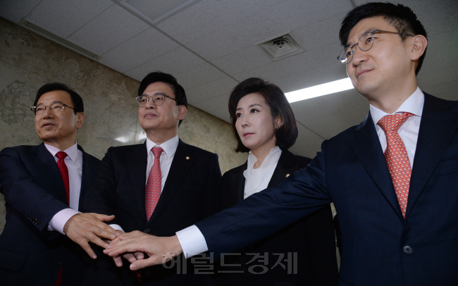 16일 오전 서울 여의도 국회에서 원내대표와 정책위의장을 뽑기 위해 열리는 새누리당 의원총회에 후보자들이 참석하고 있다. 왼쪽부터 이현재 의원, 정우택 의원,나경원 의원, 김세연 의원. [사진=안훈 기자 rosedale@heraldcorp.com]
