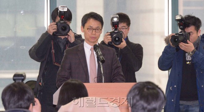 취재진에게 브리핑 하고 있는 이규철 특검보. [사진=헤럴드경제DB]