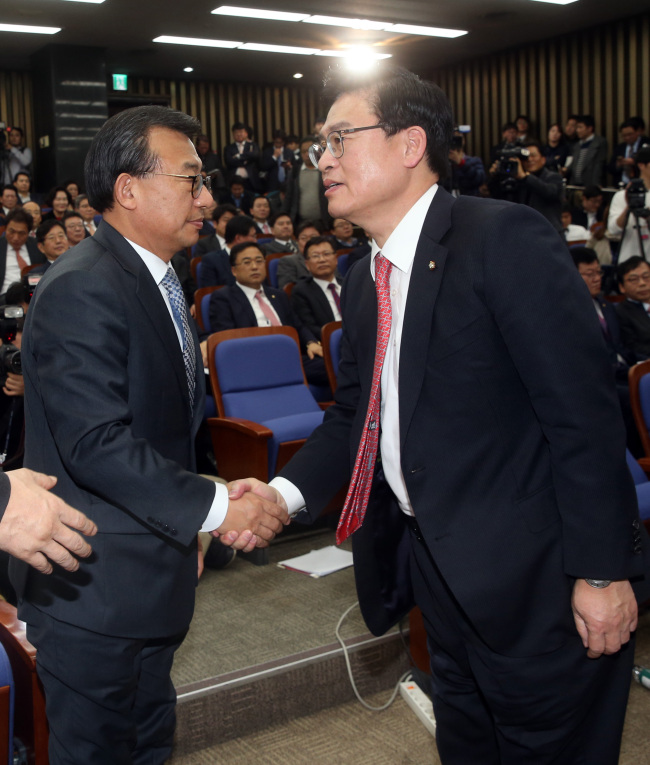 새누리당은 16일 국회에서 의원총회를 열고 신임 원내대표로 정우택 의원과, 정책위의장으로 이현재 의원을 선출했다.이정현 대표가 신임 정우택 원내대표와 인사하고 있다./ 안훈 기자 rosedale@heraldcorp.com