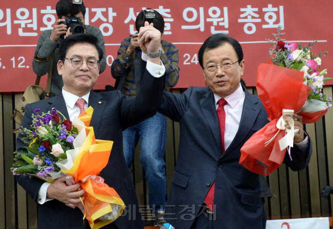 새누리당 신임 원내대표와 정책위의장으로 선출된 정우택, 이현재 의원이 16일 오전 서울 여의도 국회에서 열린 새누리당 원내대표-정책위의장 선출을 위한 의원총회에서 손을 들어 동료 의원들에게 인사를 하고 있다. / 안훈 기자 rosedale@heraldcorp.com 2016.12.16
새누리당 신임 원내대표와 정책위의장으로 선출된 정우택, 이현재 의원이 16일 오전 서울 여의도 국회에서 열린 새누리당 원내대표-정책위의장 선출을 위한 의원총회에서 손을 들어 동료 의원들에게 인사를 하고 있다. / 안훈 기자 rosedale@heraldcorp.com 2016.12.16