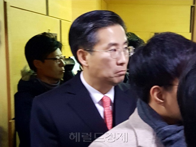 [사진설명=박근혜 대통령의 탄핵심판 사건 대리인을 맡은 손범규 변호사가 16일 오후 서울 종로구 재동 헌법재판소 민원실을 찾아 박 대통령의 답변서를 제출하고 나오고 있다. 김현일 기자/joze@heraldcorp.com]
