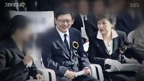 과거 행사에 함께 참석한 박지만(사진 왼쪽 두번째) EG 회장과 박근혜(왼쪽 3번째) 대통령. [헤럴드경제DB]