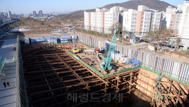‘복합환승센터’가 들어설 땅이었던 곳에 호텔이 건설 중이다. 주민들은 호텔 건설로 인해 교육환경이 저해되고 단지 일대 교통이 혼잡해진다며 관할 구처인 서초구청에 대해 고소장을 제출했다. 사진은 해당 호텔 건설현장. 도로 하나 너머 아파트 단지가 조성돼있다.  박현구 기자/phko@heraldcorp.com