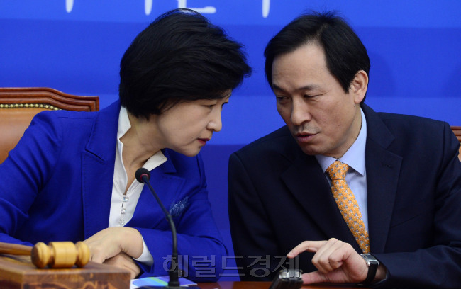 [사진설명=추미애 더불어민주당 대표와 우상호 원내대표가 19일 오전 서울 여의도 국회에서 열린 최고위원회의에서 귀엣말을 나누고 있다. 박해묵 기자/mook@heraldcorp.com]