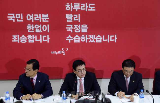 [사진설명=정우택 새누리당 대표 권한대행 겸 원내대표가 19일 오전 서울 여의도 국회에서 열린 기자간담회에서 취재진의 질문에 답하고 있다. 박해묵 기자/mook@heraldcorp.com]