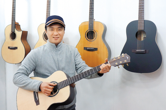 김진혁 뮤즈기타 대표가 서울 독산동 본사에서 자사의 제품을 소개하고 있다. 그는 인디 신에서 활동하는 발전 가능성이 높은 연주자들을 후원하겠다는 말도 빼놓지 않았다.