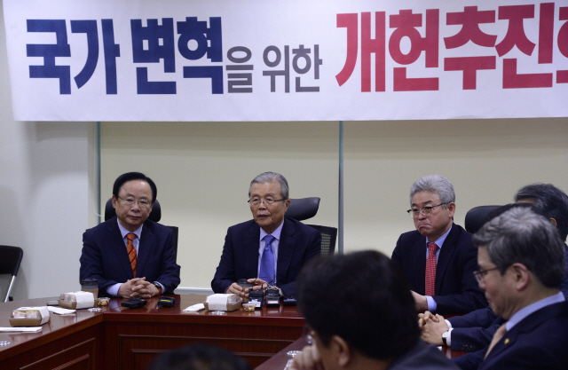 김종인 더불어민주당 전 비대위원장이 20일 오전 서울 여의도 국회의원회관에서 열린 국가변혁을 위한 개헌추진회의에 참석해 새누리당 의원들과 인사를 나누고 있다.  박해묵 기자/mook@heraldcorp.com