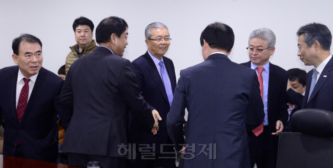 김종인 더불어민주당 전 비대위원장이 20일 오전 서울 여의도 국회의원회관에서 열린 국가변혁을 위한 개헌추진회의에 참석해 새누리당 의원들과 인사를 나누고 있다. 박해묵 기자/mook@heraldcorp.com
김종인 더불어민주당 전 비대위원장이 20일 오전 서울 여의도 국회의원회관에서 열린 국가변혁을 위한 개헌추진회의에 참석해 새누리당 의원들과 인사를 나누고 있다. 박해묵 기자/mook@heraldcorp.com