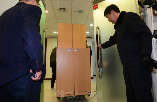 [사진설명=지난 13일 서울 대치동에 위치한 특검 사무실에서 주요 집기들의 막바지 설치 작업이 한창 진행되고 있다. 정희조 기자/checho@heraldcorp.com]