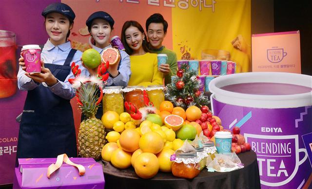 이디야커피가 20일 오전 서울 중구 더플라자호텔 오크룸에서 ‘이디야 블렌딩 티(Blending Tea)’ 출시행사를 열고 있다. 이번에 출시한 ‘이디야 블렌딩 티’는 신선한 과일을 그대로 건조해 만든 티를 과일청과 함께 블렌딩해 만든 것이 특징이다.   이상섭 기자/babtong@heraldcorp.com