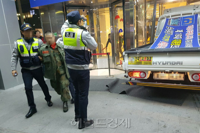 지난 19일 오후 자신의 트럭을 몰고 서울 마포구에 위치한 종합편성채널 JTBC 사옥 현관에 돌진한 김모 씨에 대해 경찰이 20일 구속 영장을 청구했다. 사진은 사건 당시 상황.[사진=헤럴드경제DB]