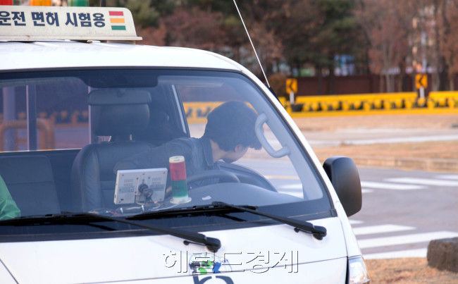 본사 사회부 구민정 기자 강서운전면허시험장 새롭게 바뀐 도로주행시험 체험. <br />정희조 기자/checho@heraldcorp.com  161220
본사 사회부 구민정 기자 강서운전면허시험장 새롭게 바뀐 도로주행시험 체험.
정희조 기자/checho@heraldcorp.com  161220