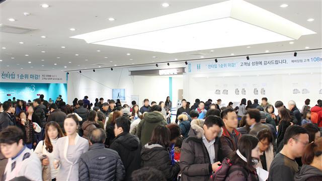 건설사가 계약률을 끌어올리기 위해 마련한 당첨ㆍ청약자 초청 행사에 인파가 북적이고 있다. 사진은 래미안 아트리치의 사은행사 모습.
