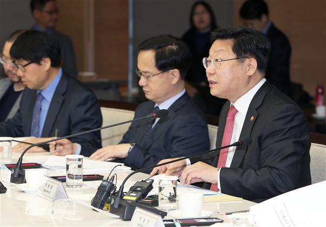 주형환(맨 오른쪽) 장관이 21일 오전 서울 대한상공회의소 챔버라운지에서 열린 제4차 신산업 민관협의회에서 모두 발언하고 있다. [사진제공=산업통상자원부]
