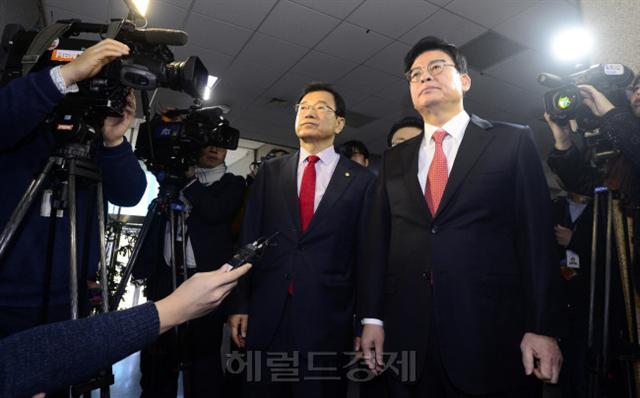정우택 새누리당 신임 원내대표와 이헌재 신임 정책위의장이 20일 오전 서울 여의도 더불어민주당 대표실을 방문하고 있다. 정 원내대표는 정의당-국민의당-민주당 전부 거절당했다.  박해묵 기자/mook@
