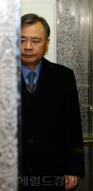 박영수 특별검사가 지난 19일 오전 서울 강남구 테헤란로 특검 사무실로 출근하기 위해 엘리베이터로 이동하고 있다.
정희조 기자/checho@heraldcorp.com