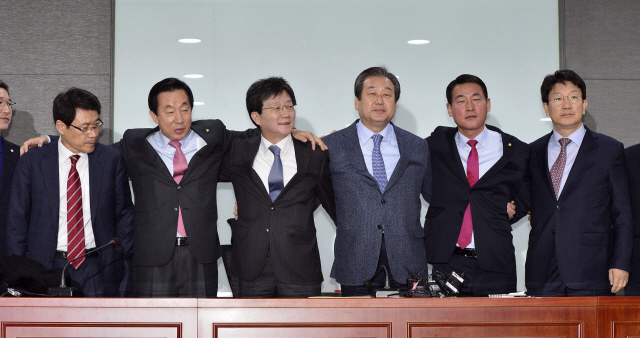[사진설명=21일 오전 서울 여의도 국회의원회관에서 비상시국회의를 마친 새누리당 비박계 의원들이 탈당을 선언한 뒤 서로 어깨동무를 하며 취재진에게 포즈를 취하고 있다. 비박계 의원 35명은 27일 새누리 탈당을 결의했다. 박해묵 기자/mook@heraldcorp.com]