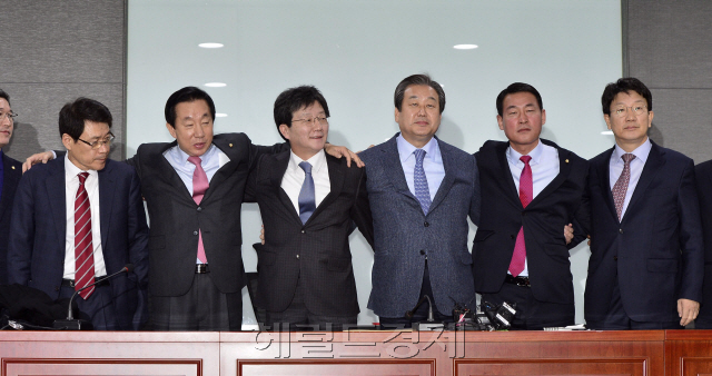 [사진설명=21일 오전 서울 여의도 국회의원회관에서 비상시국회의를 마친 새누리당 비박계 의원들이 탈당을 선언한 뒤 서로 어깨동무를 하며 취재진에게 포즈를 취하고 있다. 비박계 의원 35명은 27일 새누리 탈당을 결의했다. 박해묵 기자/mook@heraldcorp.com]