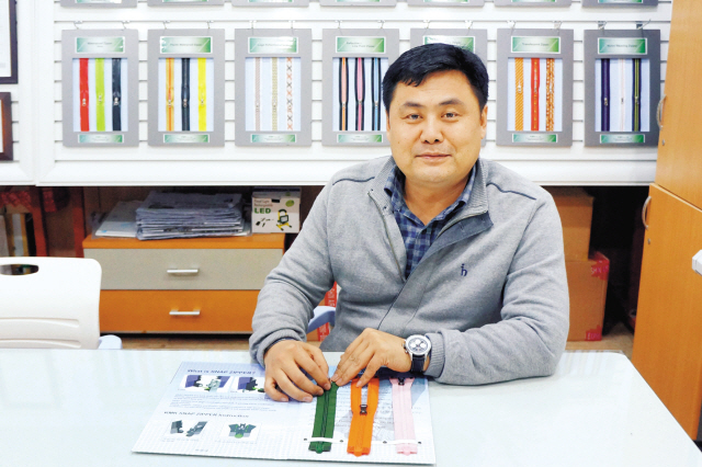진정필 KMK 대표가 자사의 ‘스냅지퍼’에 대해 소개하고 있다.