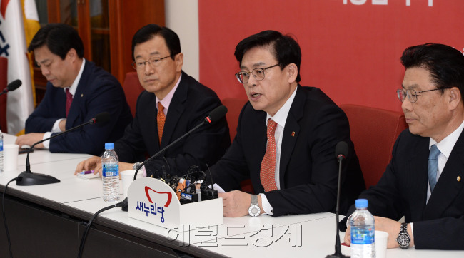 [사진설명=정우택 새누리당 대표 권한대행 및 원내대표가 21일 서울 여의도 국회에서 기자간담회를 가지고 있다. 박해묵 기자/mook@heraldcorp.com]