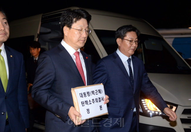 박근혜 대통령의 탄핵소추안이 가결된 지난 9일 국회 법사위원장인 권성동 새누리당 의원이 탄핵소추의결서를 제출하기 위해 서울 종로구 헌법재판소에 들어가고 있다. [사진=헤럴드경제DB]