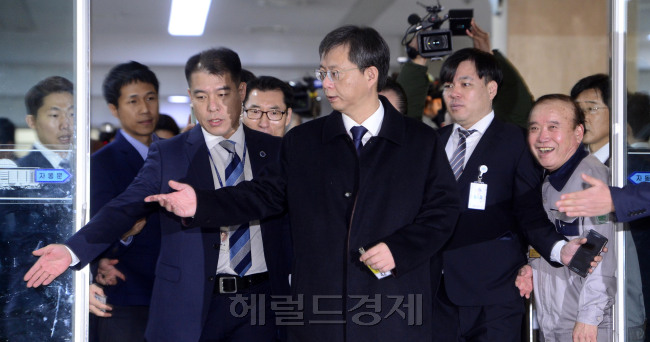 [사진설명=우병우 전 청와대 민정수석이 22일 오전 국회에서 열리는 최순실 국정농단 국정조사특별위원회 5차 청문회에 출석하기 위해 국회로 들어서고 있다. 박해묵 기자/mook@heraldcorp.com]