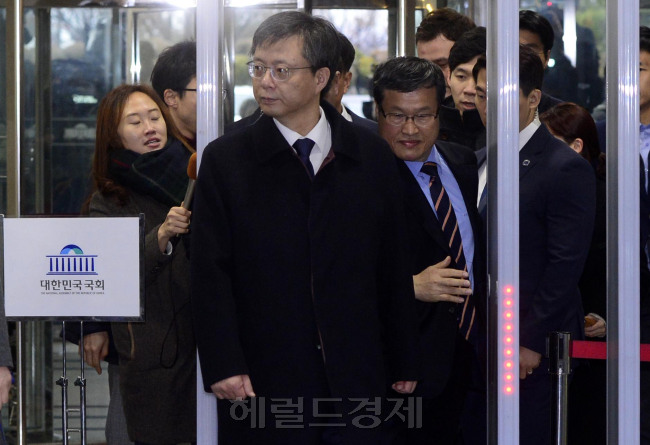 [사진설명=우병우 전 청와대 민정수석이 22일 오전 국회에서 열리는 최순실 국정농단 국정조사특별위원회 5차 청문회에 출석하기 위해 국회로 들어서고 있다. 박해묵 기자/mook@heraldcorp.com]
