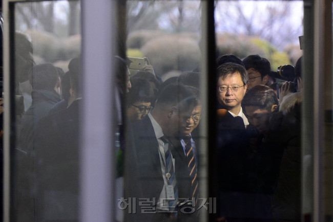 [사진설명=우병우 전 청와대 민정수석이 22일 오전 국회에서 열리는 최순실 국정농단 국정조사특별위원회 5차 청문회에 출석하기 위해 국회로 들어서고 있다. 박해묵 기자/mook@heraldcorp.com]