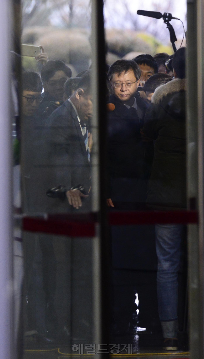[사진설명=우병우 전 청와대 민정수석이 22일 오전 국회에서 열리는 최순실 국정농단 국정조사특별위원회 5차 청문회에 출석하기 위해 국회로 들어서고 있다. 박해묵 기자/mook@heraldcorp.com]