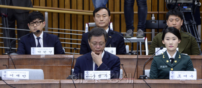 [사진설명=국회 최순실 국정농단 국정조사특별위원회 5차 청문회가 22일 오전 서울 여의도 국회에서 열린 가운데 청문회장에 출석한 우병우 전 청와대 민정수석이 굳은 표정을 짓고 있다. 박해묵 기자/mook@heraldcorp.com]